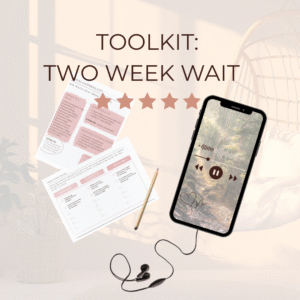 Toolkit voor de wachtweken (Two Week Wait) van The Healing Hub. Productafbeelding met een werkboek, een smartphone met een fertiliteit meditatie en oortjes, voor rust en ondersteuning na de eisprong.