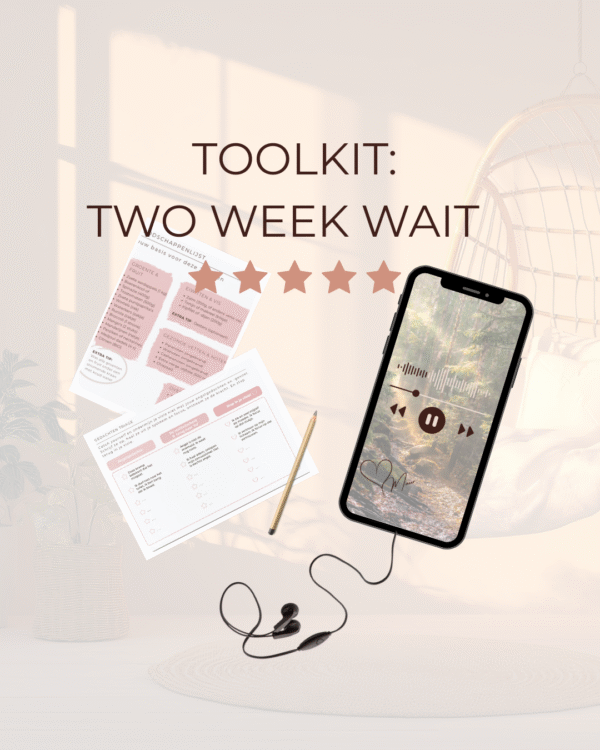 Toolkit voor de wachtweken (Two Week Wait) van The Healing Hub. Productafbeelding met een werkboek, een smartphone met een fertiliteit meditatie en oortjes, voor rust en ondersteuning na de eisprong.
